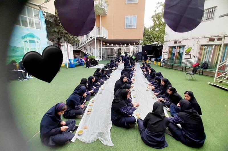 بعد از زیارت عاشورا نذری عدسی به دانش آموزان اهدا شد